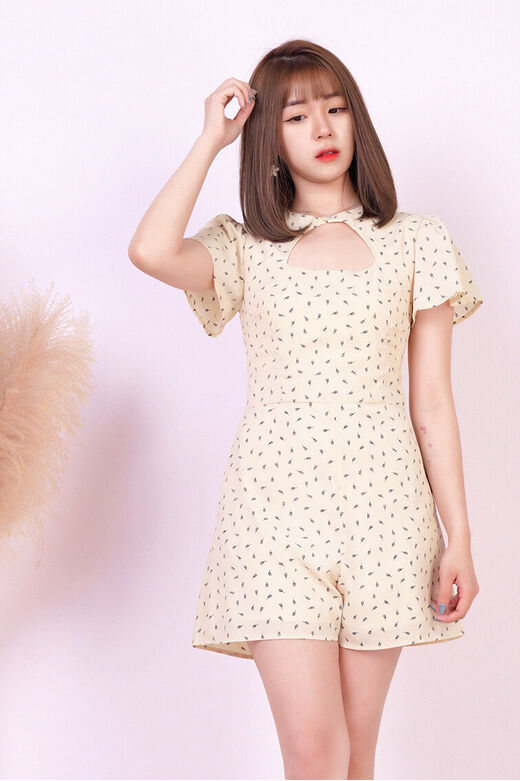 Fine Frill Sleeve Front Cutout Pine Leaf Print Playsuit (Beige)